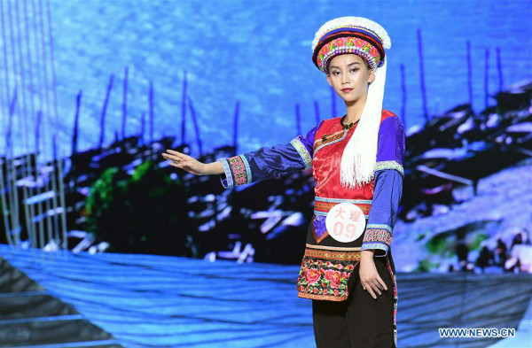 Mga tradisyonal na etnikong damit, idinispley sa Yunnan