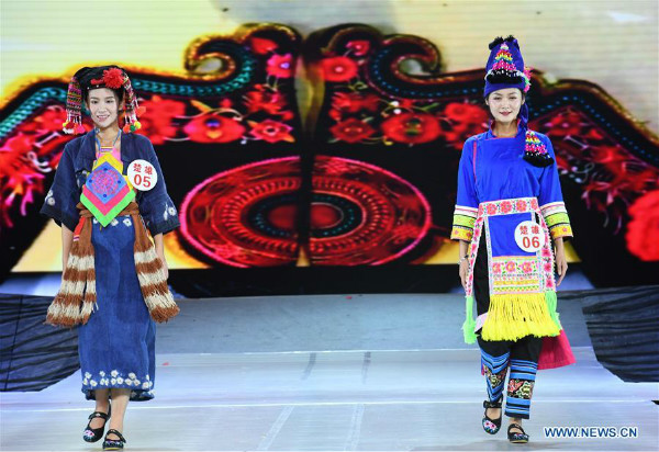 Mga tradisyonal na etnikong damit, idinispley sa Yunnan
