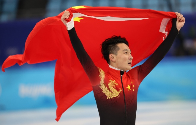 Gintong medalya, nakuha ng atletang Tsinong si Ren Ziwei sa Men's 1000m Short Track Speed Skating_fororder_20220208skating1