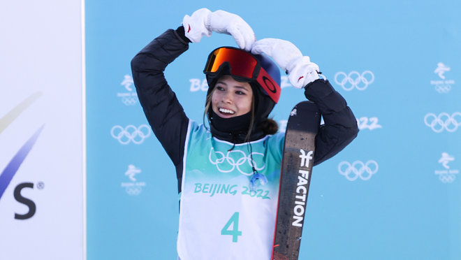 Gu Ailing ng Tsina, kampeon sa Freestyle Skiing Women's Freeski Big Air Event ng 2022 Beijing Winter Olympics_fororder_20220208BigAir1