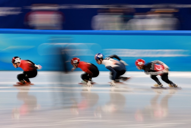 Gintong medalya, nakuha ng atletang Tsinong si Ren Ziwei sa Men's 1000m Short Track Speed Skating_fororder_20220208skating2