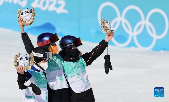 Gu Ailing ng Tsina, kampeon sa Freestyle Skiing Women's Freeski Big Air Event ng 2022 Beijing Winter Olympics_fororder_20220208BigAir3