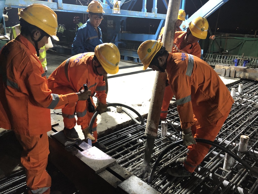 图片默认标题_fororder_2 中国中铁施工人员正在对连续梁合拢段进行浇筑