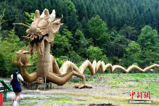 Pinakamalaking dragon na yari sa dayami, itinatanghal sa Fujian