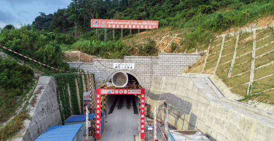Ban Sen 2 Tunnel, naisaoperasyon na; Konstruksyon ng daam-bakal ng Tsina at Laos, nakuha ang malaking progeso