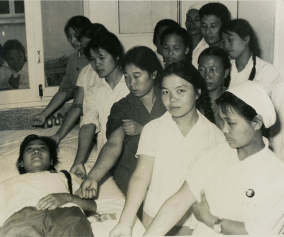 图片默认标题_fororder_图片5.为了抢救越南伤病员，医务人员踊跃献血